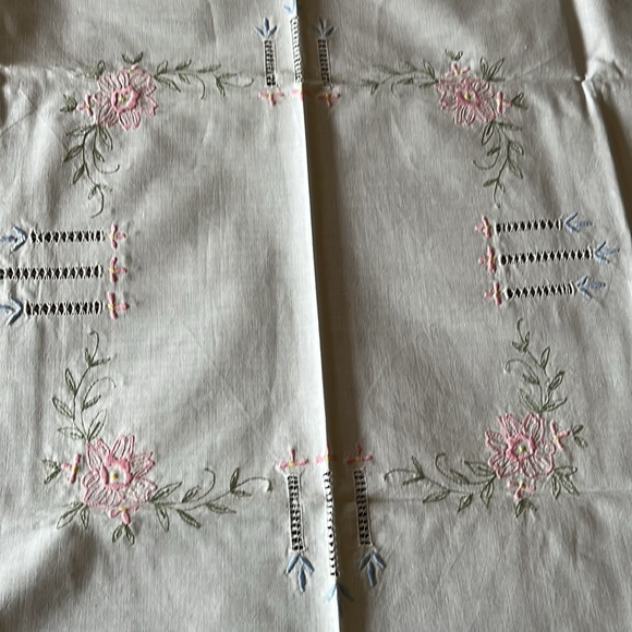 NWOT Embroidered Tea Size Tablecloth and 6 Napkins from Italy - Picture 2 of 8
